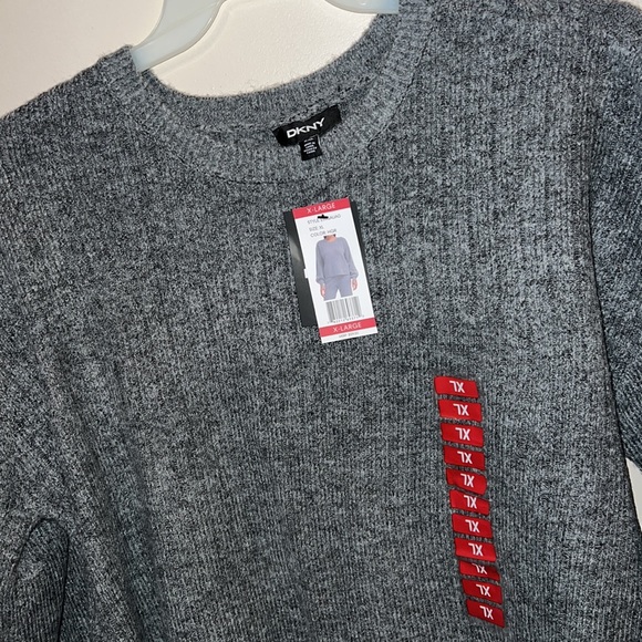 DKNY women’s Cashmere Blend sweater. - Picture 9 of 16